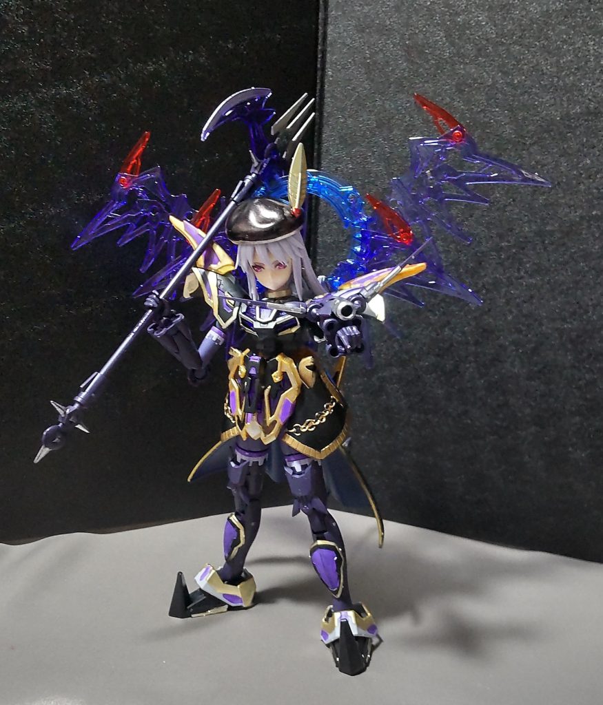 ○アームシールドキャノン左腕に装着しているウィング付きシールドに付いてあるネヴァリアの数少ない射撃武器。デスサイズのバスターシールドみたいにしても良かったのですが、今回は射撃武器を採用しました。