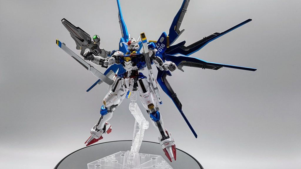 ハイマットフルバースト!!!ってしても我が家にはディスプレイ用の台座がないのでなんだかみすぼらしい感じに笑エアリアルのビットと合わせるとサイコミュが何個なんじゃ笑羽の装着部はRGストフリが金になっててかっこよかったので銀にしました苦手なんですが久しぶりにマスキング塗装しました