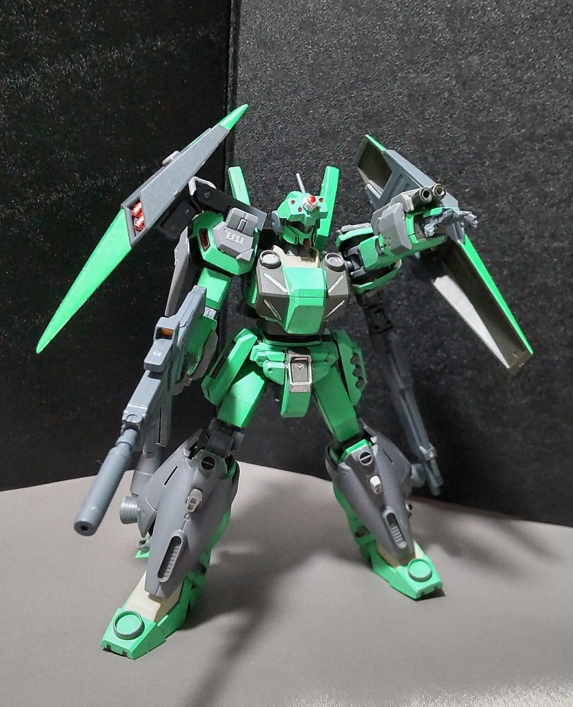 ○二連装速射砲前腕に装着されている追加装甲で、元々はビームサーベルやグレネードランチャー等の格納用ボックスだったスペースに速射砲を取り付けたもの。頭部バルカンユニットが使えない代わりに使用するのが目的で、基本は撃ち落としや牽制などに用いられるが、威力はそれなりにあるので、これだけでも撃墜は可能だったりする。