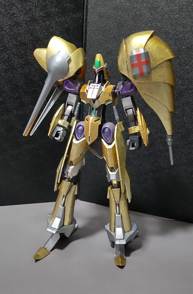 オージの頭部、両肩のバインダー、サイドアーマー、脚部、胸部装甲の一部を移植しました。機体のカラーはガンダムマーカーのイエローゴールドとホワイトゴールドを駆使しています。……しかし水星キットとヘビーメタルの相性がいいのか、違和感無いですね。