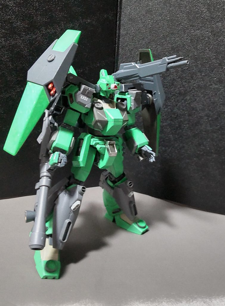 ○ビームキャノン左肩の追加装甲に装着しているビーム砲を画像のように展開して使用する。弾数制なので、エネルギー消費の心配はないです。