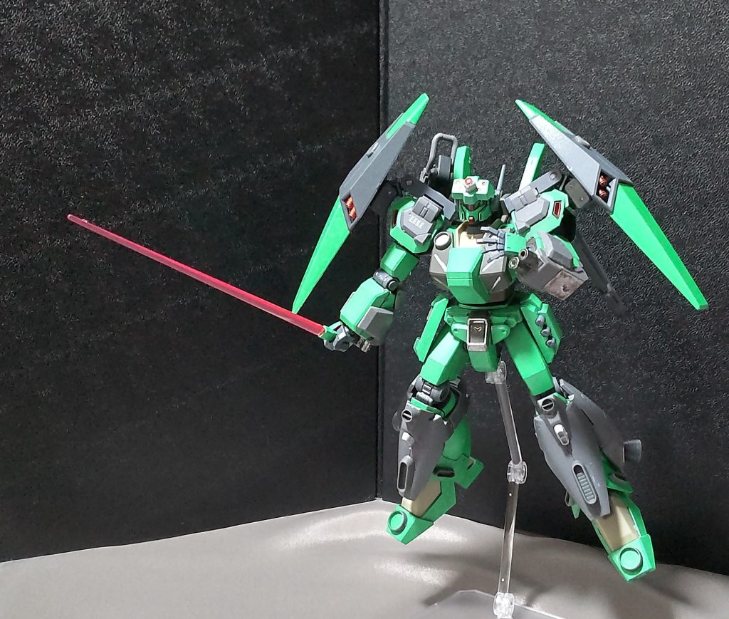 ○ビームサーベル右側のサイドアーマーに1本装着。