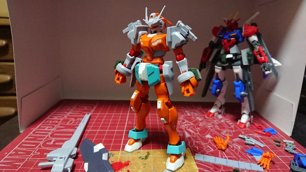 胴体腰部分、足首をアデルとニコイチ全体的なフォルムはアルケインにしたかったので胴体の改修は少な目にしました写真が残っていないので文章での説明になりますが足首部分は内部を削ってアデルの接続と合うようにポリキャップの交換、腰はアデルをベースに両側をアルケインの腰アーマー接続を取り付けています