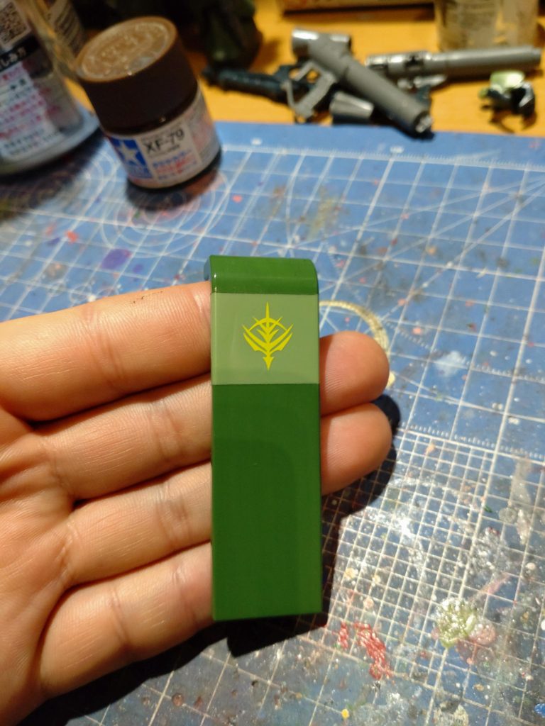 せっかく最初からプリントしてあるジオンマークは残す方向で。