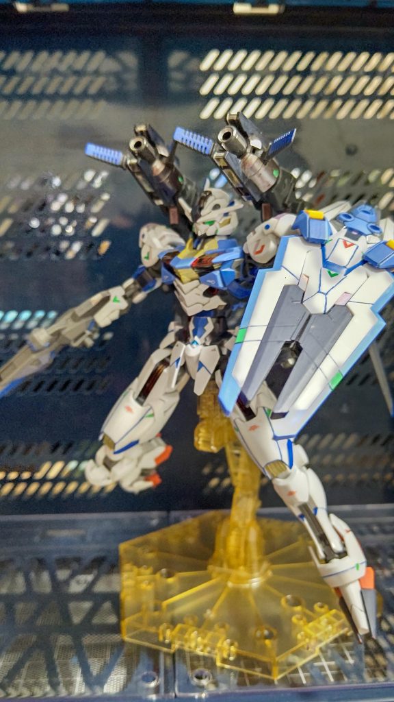 ガンビットをシールドモードにし、バックパックをビーム・ランチャーとして使用します。
