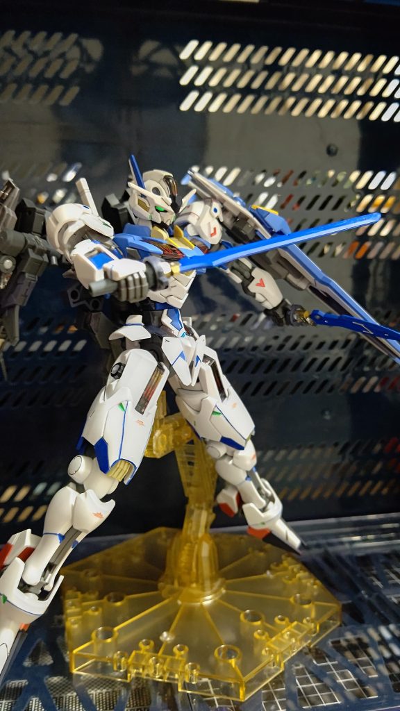 追加バックパックには30MMから実体剣のバトルソードとバトルナイフを装備、対ガンダム・フレームなどに使用します。