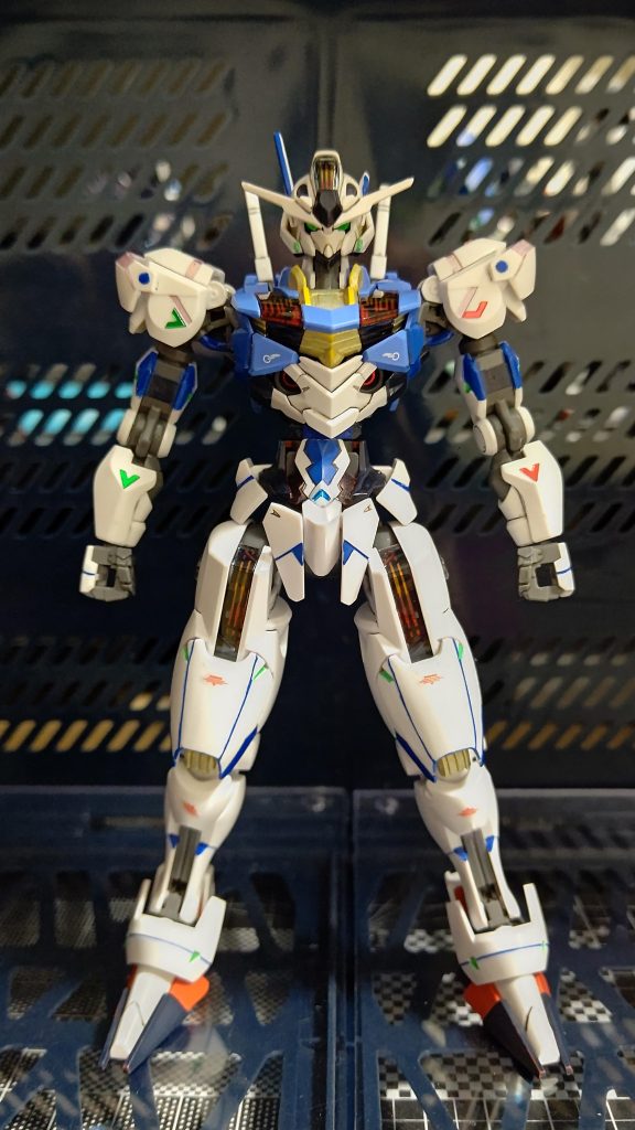 武器無しfront腰部分はランナータグを切り分け2ミリほど延長してます。そして、30MMからの3Dメタリックシールを使用し、ガンダムバトルオペーション2の機体のように赤と緑のシールに左右に貼りました。自分専用っぽく見える気がします。また、水転写デカールも使用してます。使用したガンダムマーカーはアイグリーンとSEEDブルー、ブルー、月光蝶ホロシルバー、MAPEイエロー、です。