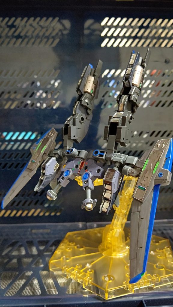 バックパックはミラソウル社製のものが購入できなかったので30MMとビルダーズパーツ 強化ウイングから作成しました。30MMは接続穴が各所にあるためガンビットを使って様々な形態を作れるので面白いですよ♪ガンマカのメッキシルバーやSEEDブルー、メカグレーなどで部分塗装してます。