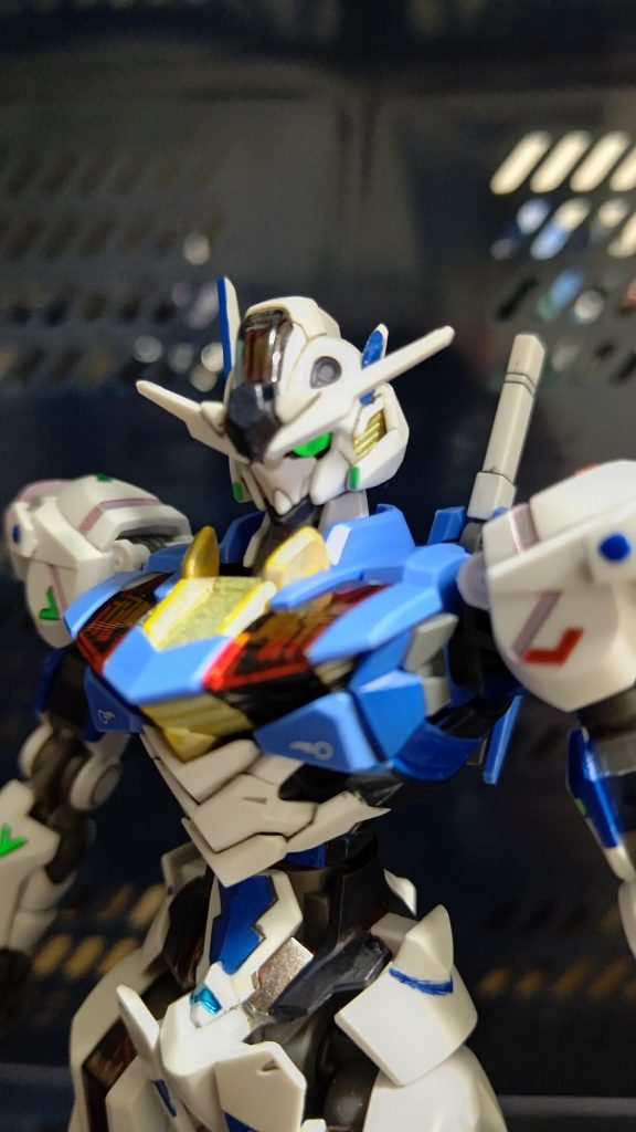 そして、頭部は実は撮影中に片方のブレードアンテナがポキッと旅立ちまして、「いっそのこと左右非対称にするか」ともう片方も切り、スジ彫りを加え、SEEDブルーで塗装してみました。また赤のパーツ部分もSEEDダークブルーで塗装しました。