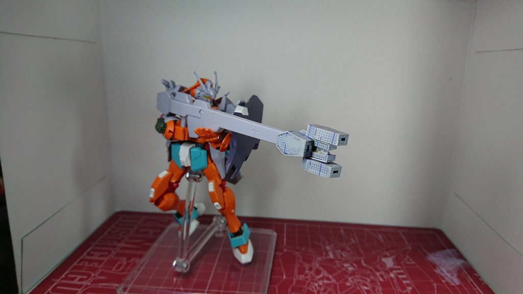 対艦ビームライフルのギミックの追加先端にプラ棒の追加とプラ板で砲身の形状変更をました