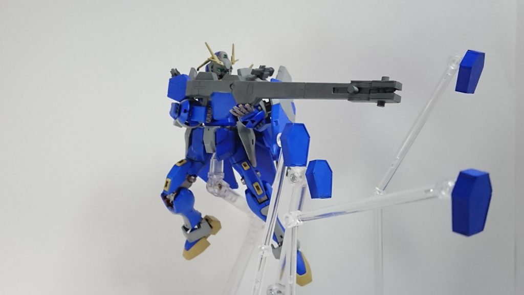 GN対艦ビームライフル&GNガードビットアルケインの対艦ビームライフルの先端にギミックの追加、GNガードビットはプラ板からのフルスクラッチです(形状はシールドビット参考)GN対艦ビームライフルはギミックの追加でビームソードモードへの変形はオミットGNガードビットはシールドビットと違い、単体での攻撃ができないかわりに小規模のGNフィールドが発生でき見た目以上の防御を有している(という設定)