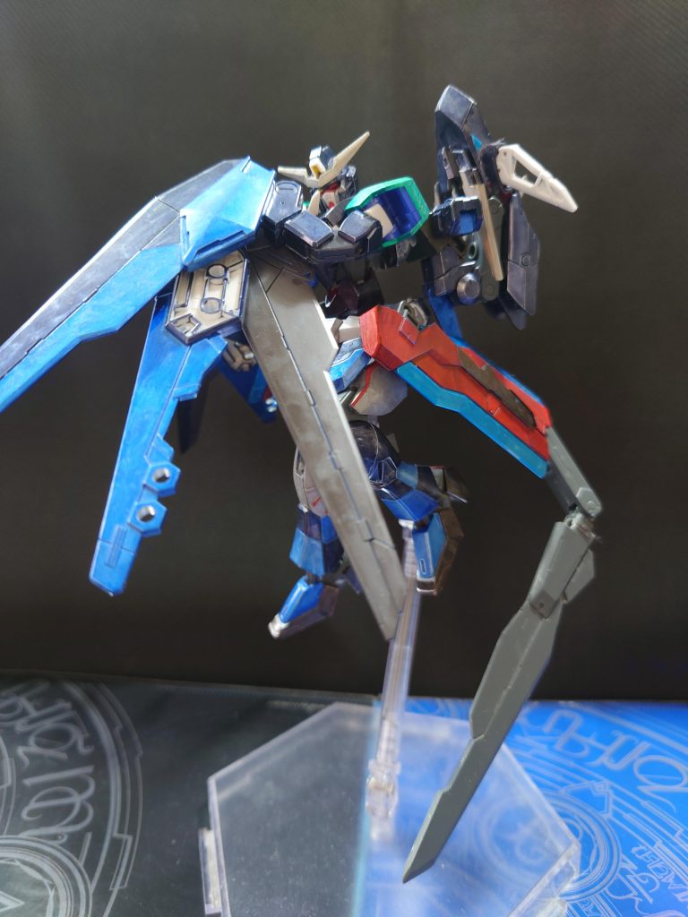 この機体がこの状態で使用できる装備は翼の中間パーツについたウイングソー。そして腰部から伸びるアームに接続された大剣。だけです。翼の一番外側の部分だけ強度があるのでシールドとしても使えます。