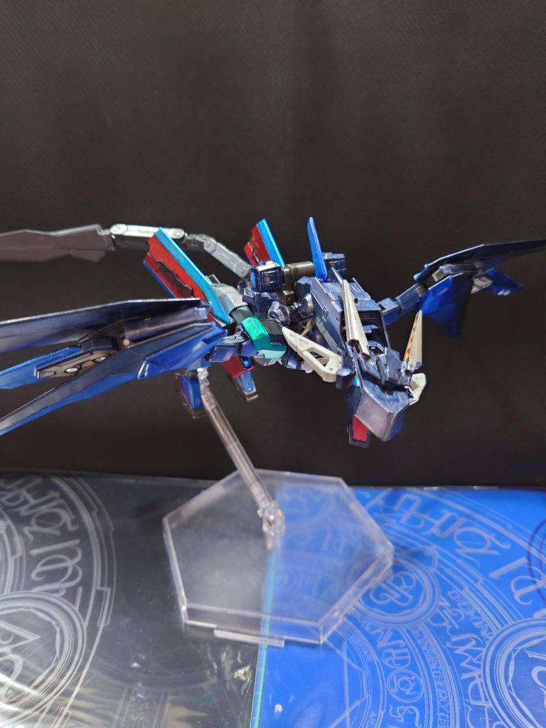 この機体は実は可変機で、バックパックを展開してMA形態になります。パーツの配置的に長距離航行にしか使えなさそうだけど、自由に作れるビルド系だから問題ないってことで。