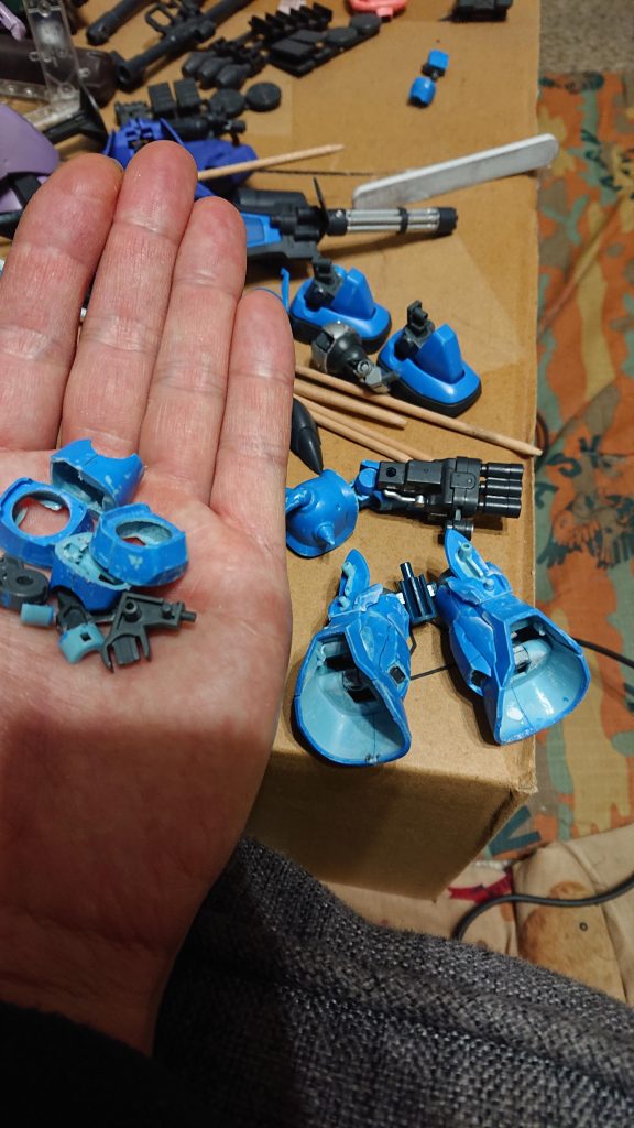 腕はちょっぴり、足はがっつりと削り落としました。(その後接着)