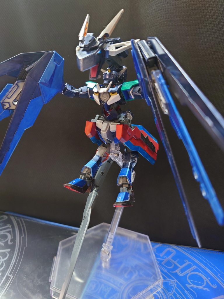 可変って言ってもガイア式なんで下側はこんな感じになってます。これ、最初のベースはインパルスだったんですけどいろいろだめになっちゃいました。その時から残ってるパーツは、背中のバックパックつけてるやつとフロントアーマーと脚と尻尾だけです。肩の緑のやつは、ストレイクって名前がつく前のやつに使ってたのをそのまま使いました。僚機だしね(便利な言葉)カラーはsaoフェイタルバレットの自分のデータのアファシスのカラーにしてます。(だれもわからんわ)この機体はあと1回変身を残してるのでもし上がったら見てくれると嬉しいです。(予定未定)