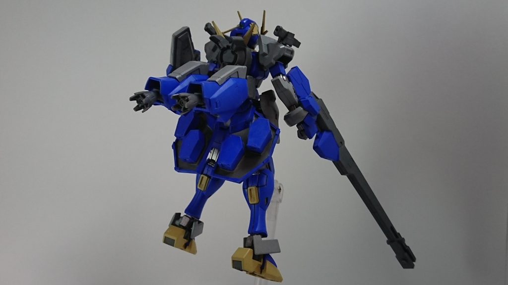 バックパックにはアストレアの太陽炉をベースにしてブースターを追加リアスカートにはプラ板を使用してGNガードビットのマウント箇所を作成しています