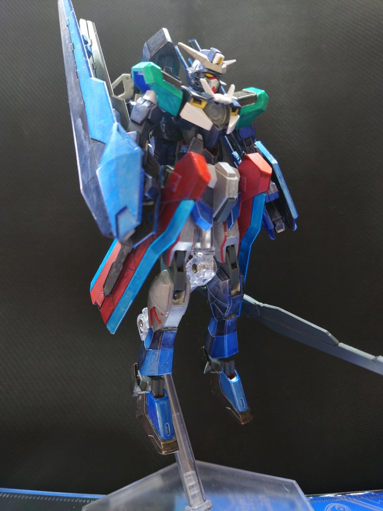 この機体の名前は「LameWyverガンダム(ラムワイヴァ ガンダム)」です。Lameは「刃」をWyverは某狩りゲームにならって「竜」を意味してます。(モチーフそのままな名前である)