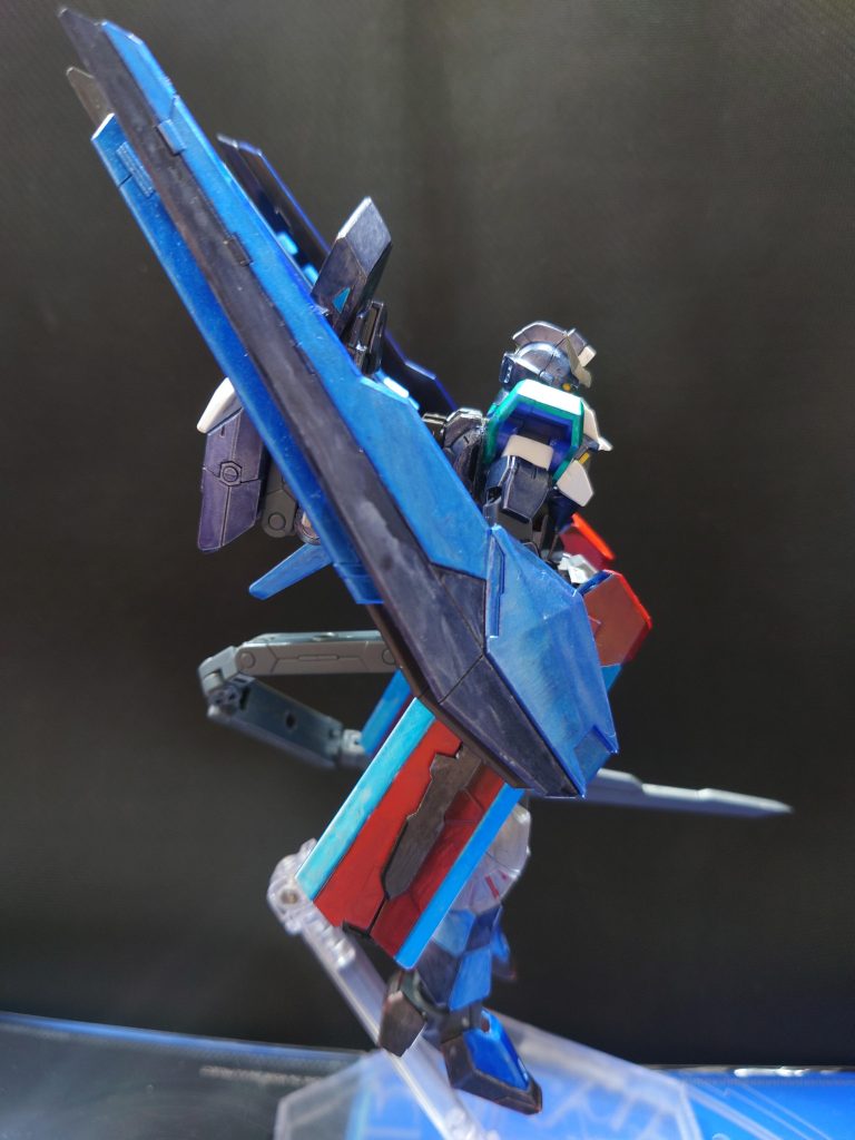この機体の大きな特徴は腕にマニピュレーターではなく、大きな翼の用に展開するユニット装備していること。(見た目ただのフリーダムの放熱板なんだけどね)