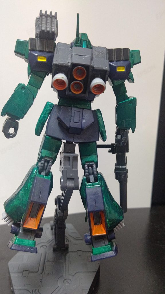 バックパックを改造しマイクロミサイルポッド肩に乗せてアーマーもつけて腰部後ろのスラスター増設のため加工しました色は全行程筆塗りです