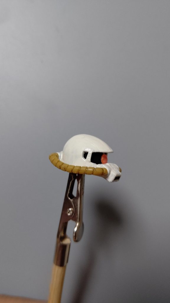 正面にあったモノアイ部分の柱をカットしてヤスリがけしたあとサイドに寄せて接着乾燥させたら塗装後部の突起は後々気がついて後付けです。( ˊᵕˋ ;)