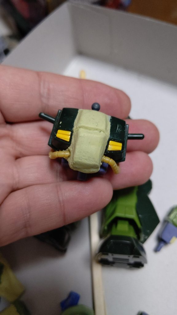 ボディはハッチの上とハッチの部分くり抜いてプラ板で土台作ったあとパテで整形乾燥後筆塗りショルダーもスパイク切り丸くしたあとパテ塗りし乾燥させた後筆塗り