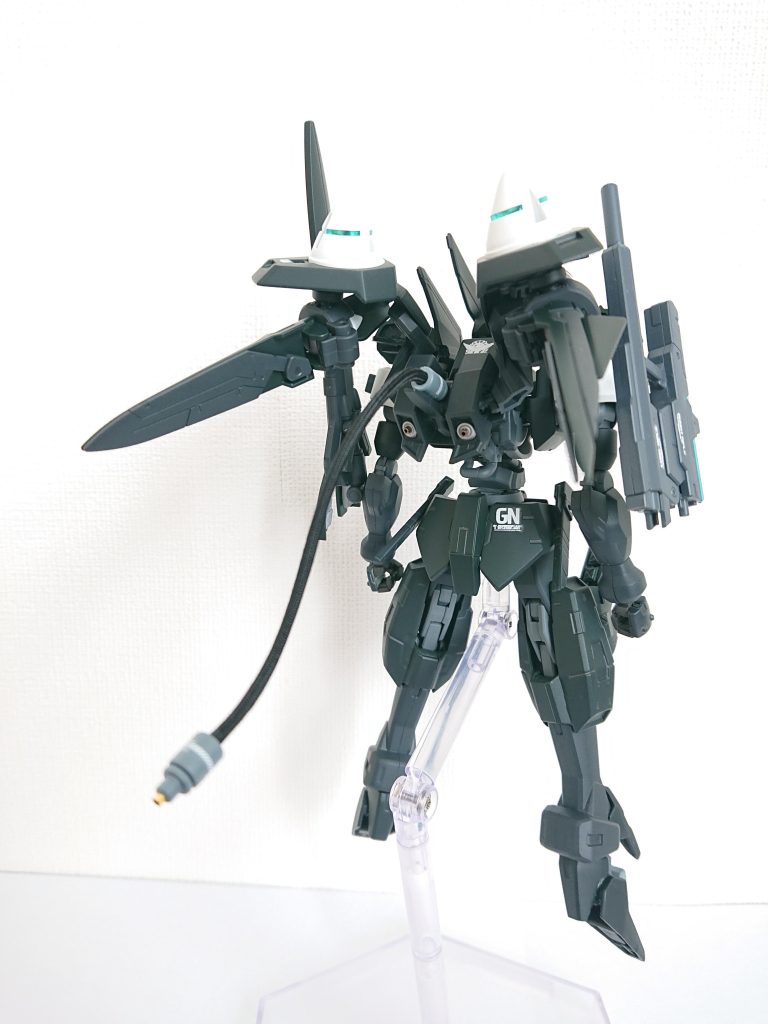 フラッグは小柄だったので、1/100を使用。頭部、肩、膝のみ。あとは大柄の1/144HGを使ってミキシングしています。