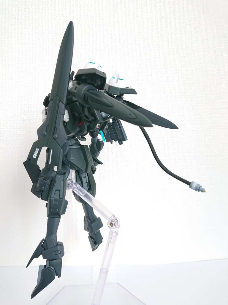 太陽炉は調整された擬似太陽炉であるが、粒子量は充分であり、第4世代ガンダムと同等の戦闘力を有している。GNフィールドや重力下飛行能力を得たことにより、シールドやディフェンスロッド、変形機構もオミットされている。