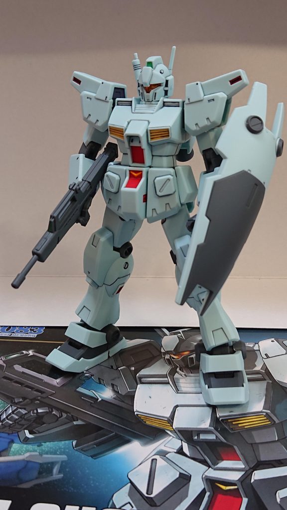 ジム・ライフルとシールドを装備。ジム・ライフル保持用に角度のついた持ち手があるのが良いですね。余剰で角度なしのもあるのでブルパップ・マシンガンなどを持たせたい時はそれを使うのも良いですが、そちらは凹がないので一部の武装は装備できません。以下ストーリー開始