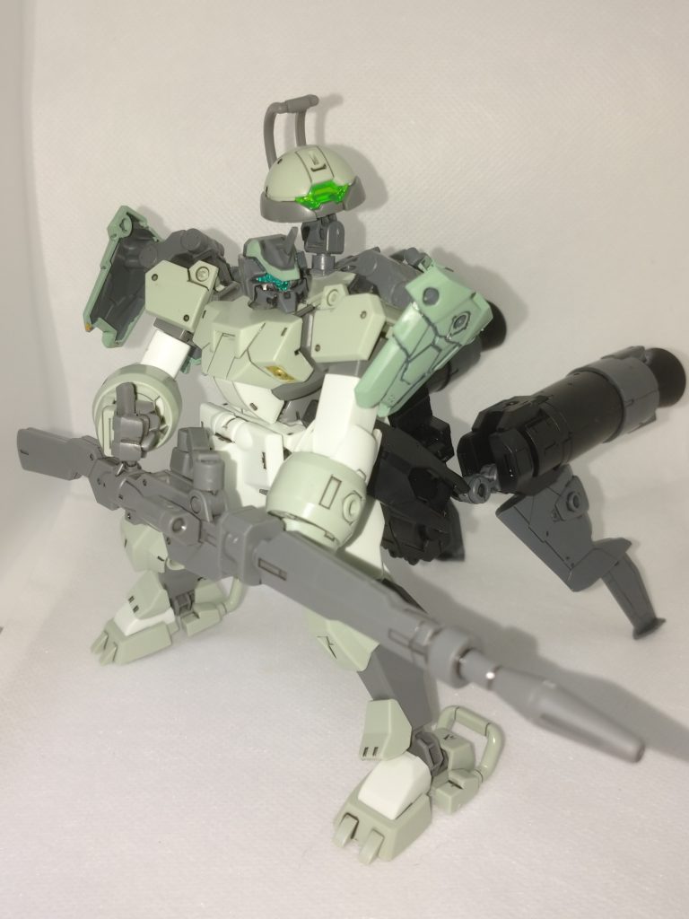 同じくデミトレヘッドも使って精密射撃。 上で自立しないと書きましたが、ロケットかウィングをうまく地面に設置できれば自立しないこともないです。でもあんまりうまくポーズが決まらない可動の仕方しかしない……