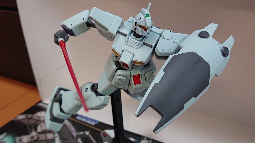 エイレン「さすがハルナさん…ライフルは弾切れ…なら!」ビーム・サーベルを発振、ゲルググJへ斬りかかるも、相手の方が速度は速く距離を取られて110㎜機関砲を撃たれる。エイレン「そういえばあのタイプ、実弾マシンガンも居たんだ…!…でも!」味方の量産型ガンキャノンの砲撃がゲルググJの辺りへ着弾、動きが鈍る