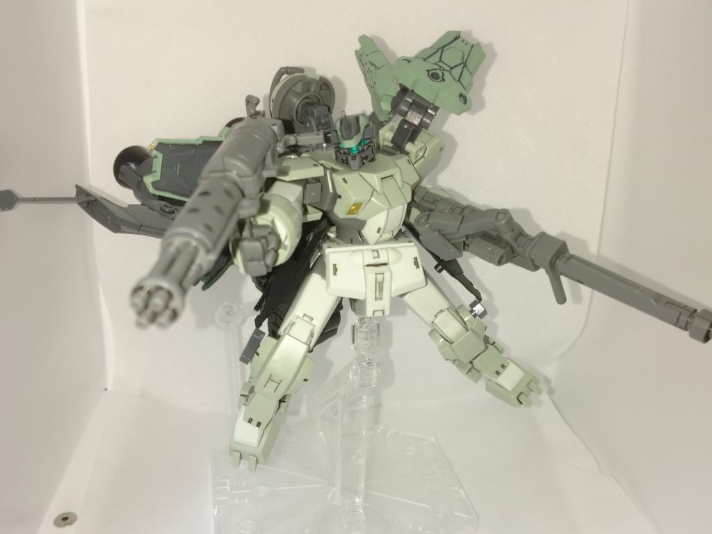 長物武器を両手にフルバースト。イケメンにしたおかげでヒロイックなポーズも決まります。