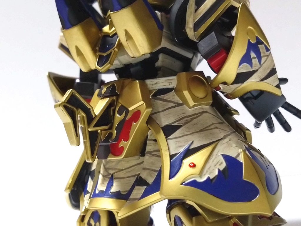 ゴールドはクレオスGXブルーゴールド青と包帯柄はファレホ包帯の隙間や腰のフックの黒は、ホルベインのスーパーオペークブラックを使用しています。塗りにくい箇所のムラが全く目立たなくなる艶消し黒でおすすめです