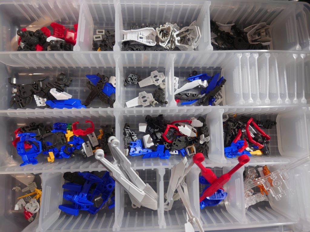 ゲート跡処理後のパーツたち。この数を複数色で塗り分けるのか·····と少し恐怖しましたが、やり出すと流れで行けました。