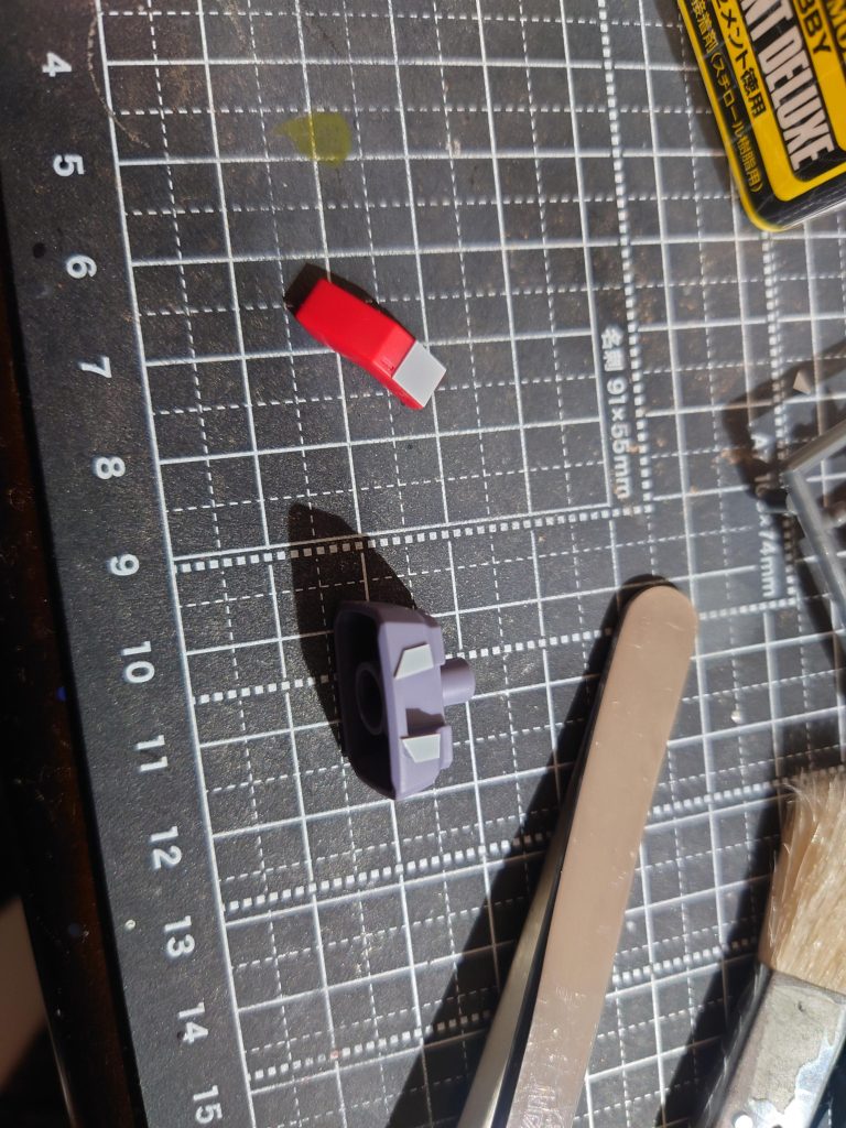 人生初のプラ板貼り付け時の写真です。フリーハンドでしようと思ったのですが、途中で己の不器用さを痛感し、プラ板カッターを買いました。