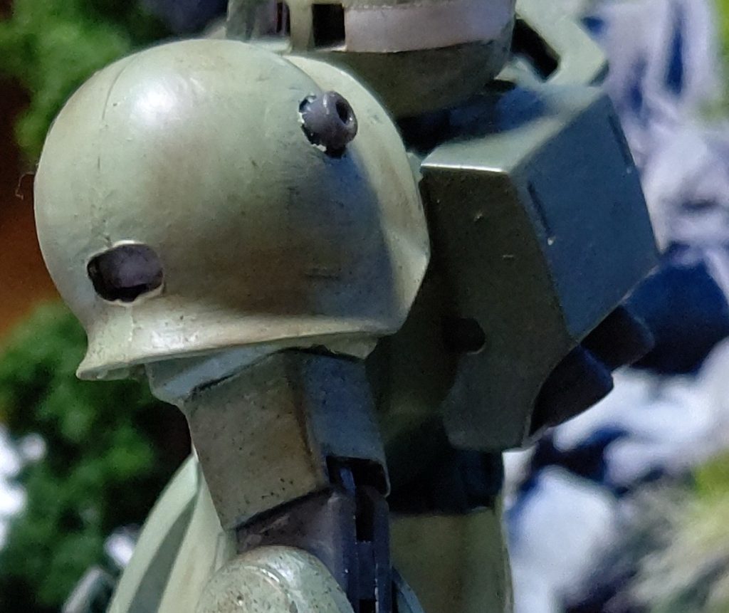 トップ機に取り掛かったところの写真角の部分切り落としrouterで穴あけながら調整モールドパーツ内から貼りました