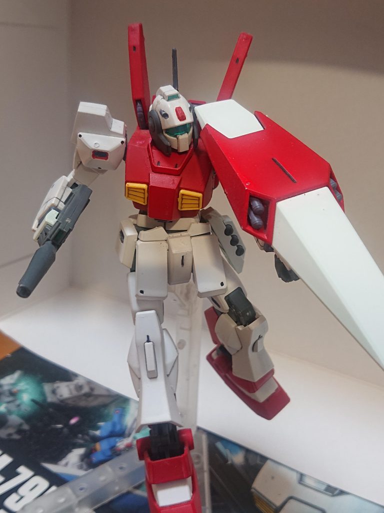 解説文③:本機の運用本機はUC0095年4月、第1次改修機16機がアンマンのAE社工場よりサイド1駐留軍へと送られた。初陣では9機の本機が6機のガザDと交戦、1機が撃破されながらも4機を撃破しそれらを退けた。しかし、本機への改修はそれらを合わせても110機で打ち切られた。それはAE社にてジェガンA2型の開発が進展し、ジェガンA型用のバックパックの生産ラインをそちらに回す事になった事や、より旧式のジムⅡが未だに多数配備される地上軍がジムⅡのジムⅢへの改修までの繋ぎや、ジムⅢより運動性が高いため空挺部隊など精鋭向けにネモを欲した事などだ。現在連邦軍はは100機弱を保有、80機弱がコロニー駐留軍を中心に配備されている。パイロットからは運動性と機動性が通常のネモより優れている事を評価されており、当初の想定通りジムⅢ部隊との連携の他、ネモ部隊の指揮官機としての運用もされているという。また、ジェガン系列の配備が足りない部隊では本機との混成で中隊、大隊を編成したり、本機の部隊の指揮官機をジェガン系列で行う事もあったという。解説文④へ続く