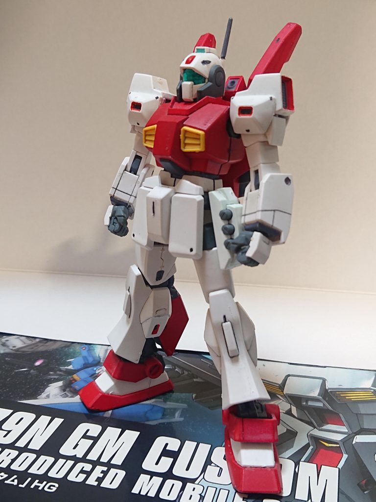 解説文②:改修内容本機は技術の進歩によりグリプス戦役時では難しかったジェネレーターの高出力化や、バックパックなどをジェガンA型のものをベースとしたものに変更するなど、運動性と機動性の向上を主眼としていた。これはジムⅢやヌーベル・ジムⅢの支援を受けつつ、それらより高い運動性を持つ本機が前衛として戦闘する事を考慮していたからだ。細かな改修としてはスラスター推力の調整、左サイドアーマーのジェガン系列のハンド・グレネード付きへの交換、センサーの改良、94式型コックピットへの換装、その他電子機器の更新といった事がなされた。また、換装するバックパックが当時最新鋭のジェガンD型ではなくジェガンA型とされたのは、D型用のバックパックは換装を想定しているがネモに装着する事は想定していないため相性が悪いとされたからだ。そんな本機の性能はヌーベル・ジムⅢを上回り、リック・ディアスに匹敵するものと評された。解説文③へ続く