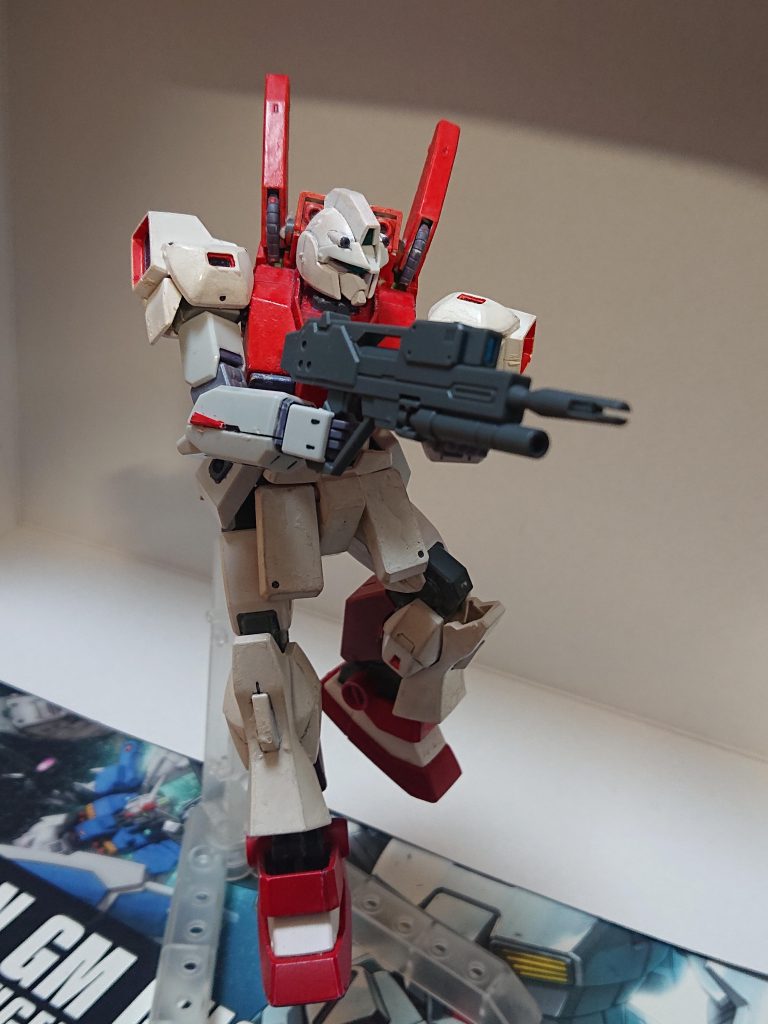 解説文④:本機のパイロット本機のパイロットは17歳の少年、朝霧スバルであった。彼の両親は父は歴史学者、母は軍人であった。エゥーゴに参加しグリプス戦役でMIAとなる。そのあとは父に育てられてるも、父は一年戦争のサイド1の史跡の調査にて宙賊による略奪に遭い父も死亡した。事件は解決するもその際の連邦軍による対処は遅れていたため、軍では守りきれない人を守りたいという意識を彼に抱かせ、FGCへの所属を決意させ16歳の頃に入社する。当時は若いからと不安視されるも、徐々に頭角を表し社内でも上位の腕前を持つこととなった。しかし、当時の乗機はジムⅡにジムⅢのバックパックを載せただけの機体であった事から、バージムやジェガンといったのり運動性の高い機体に乗り換える事を考えていたおり、本機のベースとなるネモが漂流しているのを見つけた。このネモを回収したが、なんと母が乗っていた機体であり死亡した母とスバルは対面する事となる。彼はそんな母の形見である本機に乗る事を決意。改修させてできたのが本機である。また、彼は母似の美少年であるがそれはコンプレックスであるらしい。解説文⑤へ続く