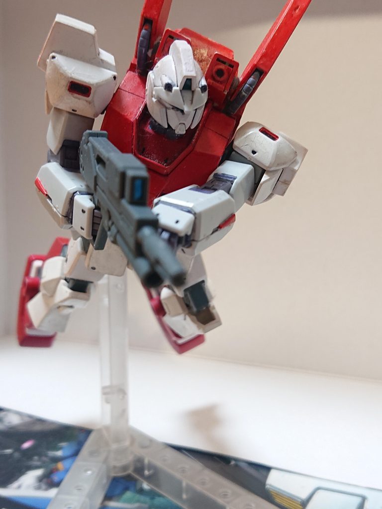 スバル「父さんみたいに死なせてたまるか…!」アリサのヘイズル改と同時にのカタパルトより発艦し、デブリ群を高速で突き抜ける。これは第2世代MSのネモ・レスティトゥオと1.5世代MSのヘイズル改の運動性の差であるが、アリサの役割は狙撃であるため大した問題はない。そして、抵抗する調査用のボールG型にビーム・ライフルを向けるリック・ディアスを捕捉。即座にそれへビーム・ライフルを発射しコックピットを貫いた。ジムⅡが彼を狙いビーム・ガンを撃つがそれはことごとく避けられた。宙賊「何!?バッタか!?…ぎゃっ!!」そしてそこへビームが飛来しジムⅡを爆球に変える。アリサの狙撃だった。そして、スバルは機体を宙賊の来た方位へ加速させる。アリサ「スバル、どこに?」スバル「1機足りないんだ!アリサはこの人達の護衛を!きっと…!やっぱり!!」