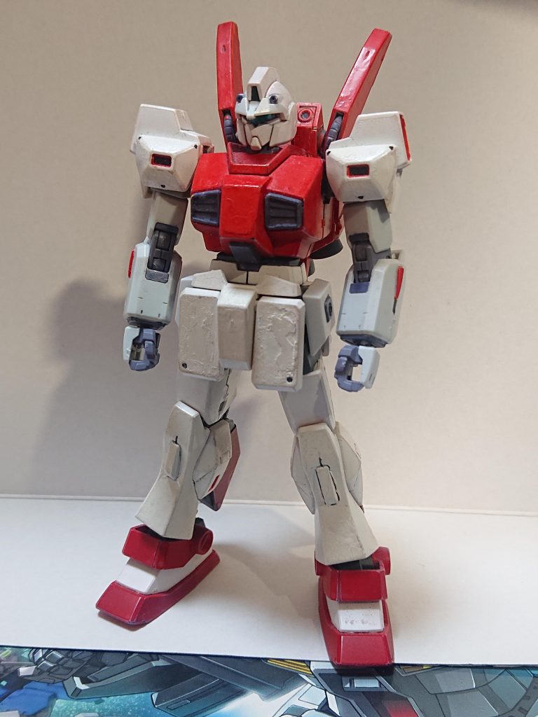 解説文②:改修内容本機のベースとなったネモは各部を損傷、特に頭部、両腕部を完全に失いコックピットも破損しておりオーバーホールが必要な状態であり修復と同時に性能向上を計った。頭部はジムⅢの性能向上型のものを修復したものを搭載、肩より下の腕部はジム・カスタムMk-Ⅱのものに変更、バックパックはジェガン用に変更。さらに機体の中身もジェネレーターをバーザム用に変更、脚部スラスターを出力強化といったように大幅な改修が施されている。そこまでしてネモを使ったのにはパイロットの意向があった。解説文③へ続く