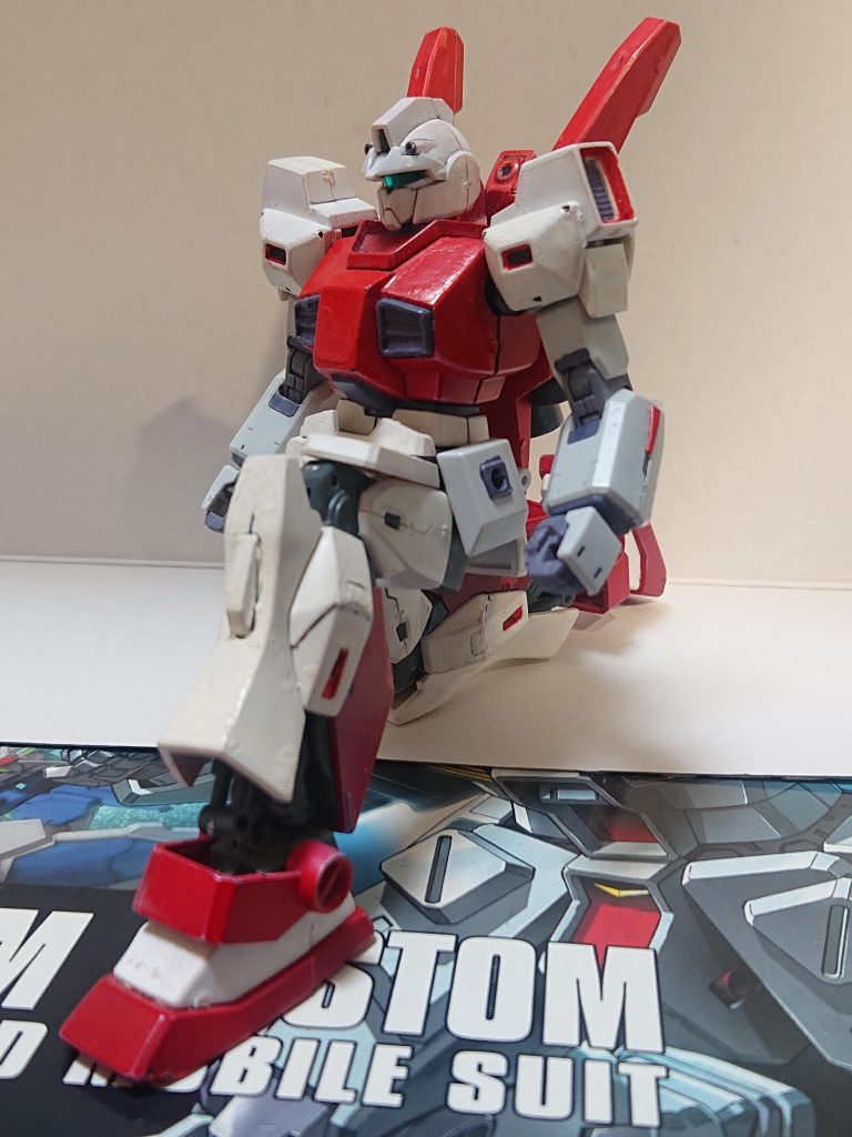 解説文③:FGCについてパイロットに触れる前に、FGCについて語る。この会社は元ジオン公国軍人のローゼ・フォードが作ったものであり、民間の鉱物採取や史跡調査といった事業の護衛を主目的としている。それらは同じ宙域にて行いかつ長期の事業となるためか、使用する艦艇は居住性も重視、護衛という性質からか推進材こそ多くないが即応性の高い高機動型MSを多く保有するといった特徴がある。ネモ・レスティトゥオが高い推力を持つのもこれがあるためだ。解説文④へ続く