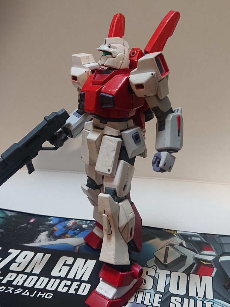 解説文⑤:本機の運用本機の初陣はサイド2の史跡調査の護衛であった。そこでの調査中に宙賊のMS3機による襲撃を受けたのであった…設定文終了です。以下小説パート朝霧スバルが母艦であるマゼラン改級の食堂で同僚のアリサ・グレイスと話をしていた時、スクランブルが出た。史跡の調査を行っている所に宙賊のMSが向かってるのを確認したとの事だ。2人は急いでパイロット・ピットへ向かい、ノーマルスーツへ着替えて格納庫に出た。スバル「…母さん、守ってくれるよね」彼は母の形見のネモを改装したネモ・レスティトゥオに乗り込み、機体を起動、IMPCを発艦モードにセットする。