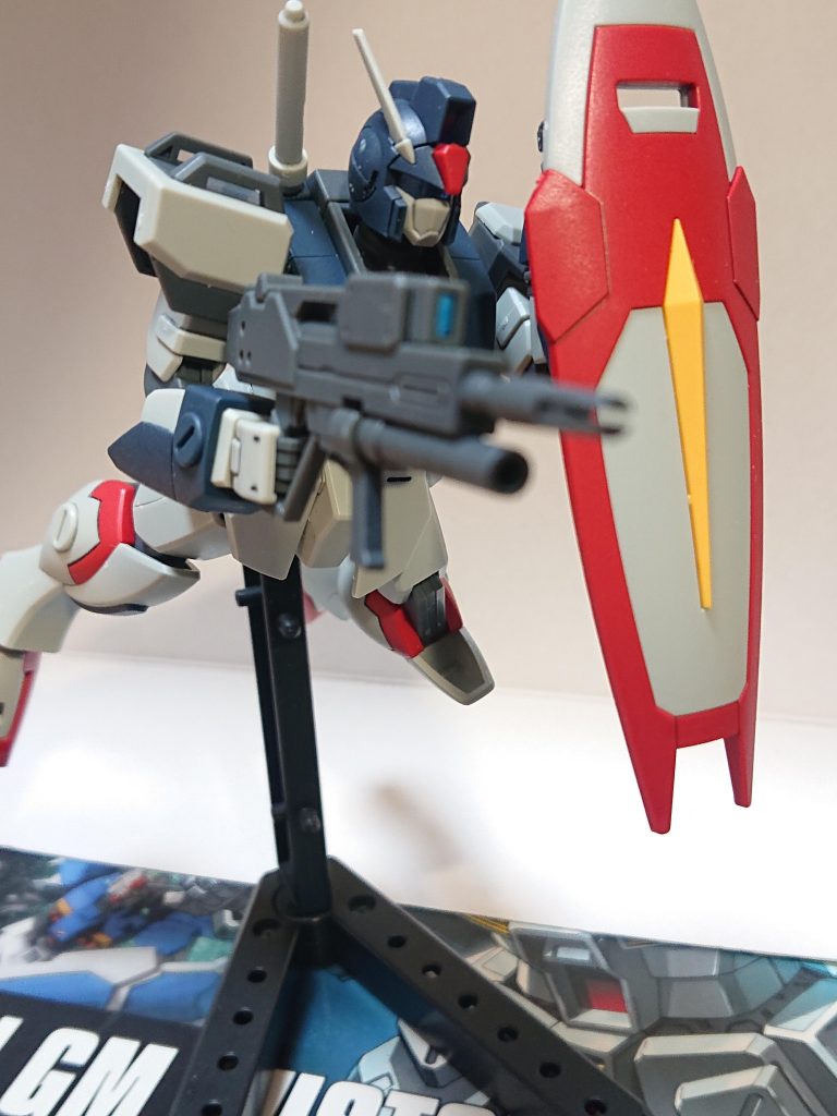 このあと爆散しそうなポーズですね…