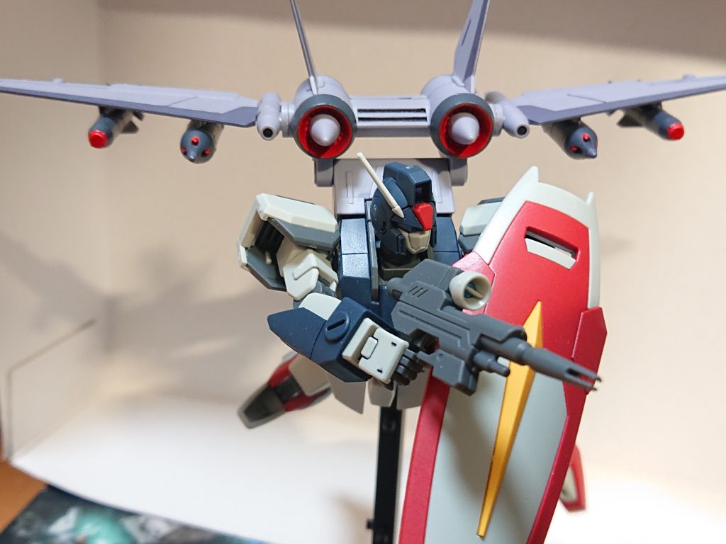 パラシュートパックの接続部にはストライカーパートを付けられたりします。そしてダガーLのビーム・カービンも付属してるのも良いですね。今回のストライクダガー、自分のオリジナル設定の『714部隊』(宇宙世紀系)では『00』のへリオンや『鉄血のオルフェンズ』のフレック・グレイズのように民間向けのMSとして登場させたりします。