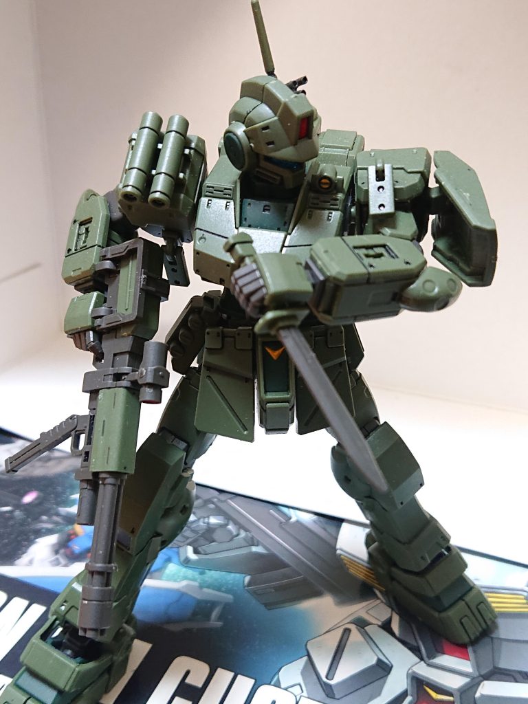 パルス・ナイフも刀身が別パーツなのが良いですね。プレバンのサイトやバトオペ2のブラック・ドッグ隊の機体はヒート・ナイフになってますが、推進材の誘爆を防いだり亜熱帯の密林で戦うという機体特性上、パルス・ナイフが正しいと思いますね。ヒート・ナイフは恐らくマスターアーカイブ(以下マスアカ)で間違えて書いたものを継承してしまったのでしょう。