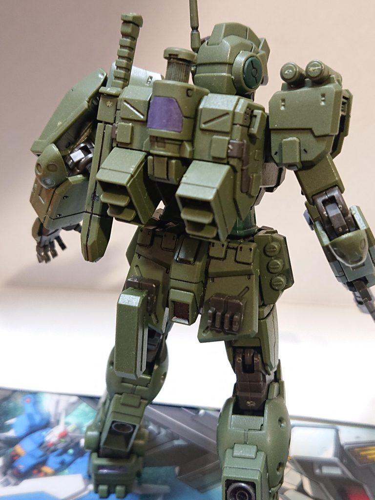 ミノフスキー粒子散布ポッドの展開及びミニガンのマガジンの臀部マウントです。この機構も再現は細か過ぎて神レベルですね。あとはもう2個マガジンがあればミニガンのマウントと臀部両側を埋められますね。