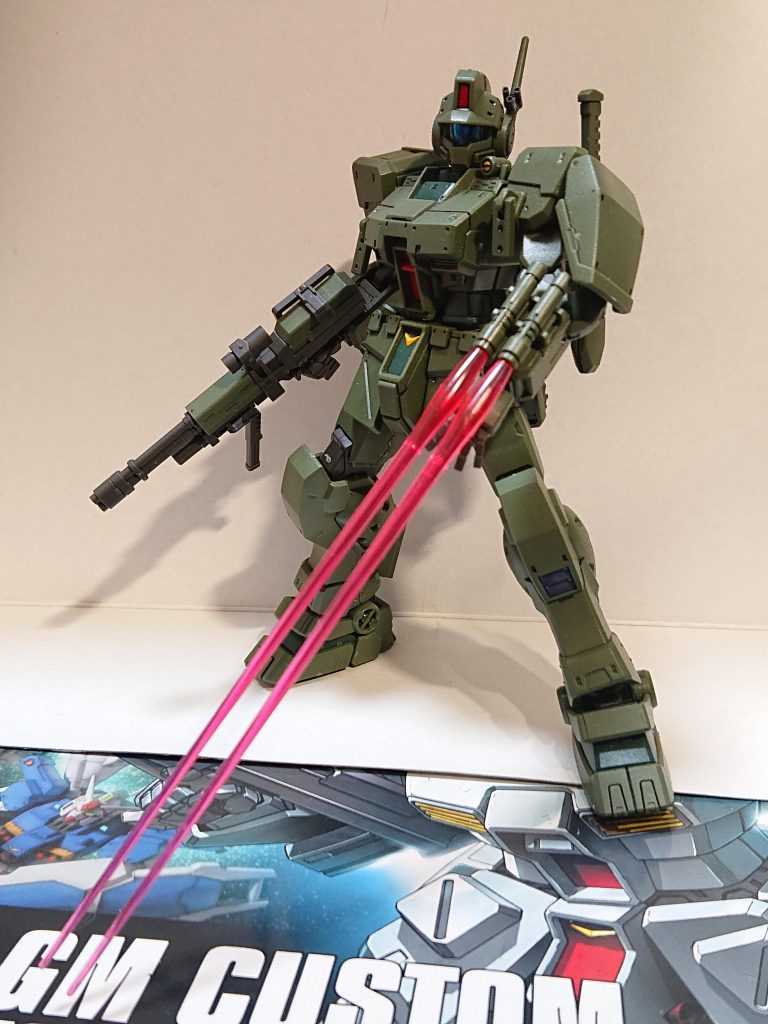 ビーム・サーベルとそのラックも付属。マスアカ版のように肩に着けるのも可能ですが、レナート・ジェルミ機のように前腕に装着してみてます。レナート・ジェルミ機、ガンダム風アンテナやジム・スナイパーカスタムの折り畳み式ハンドガンを持ってるのでHGUC化希望ですね。機体構造的にはそうする事を意識してる部分も散見されます。