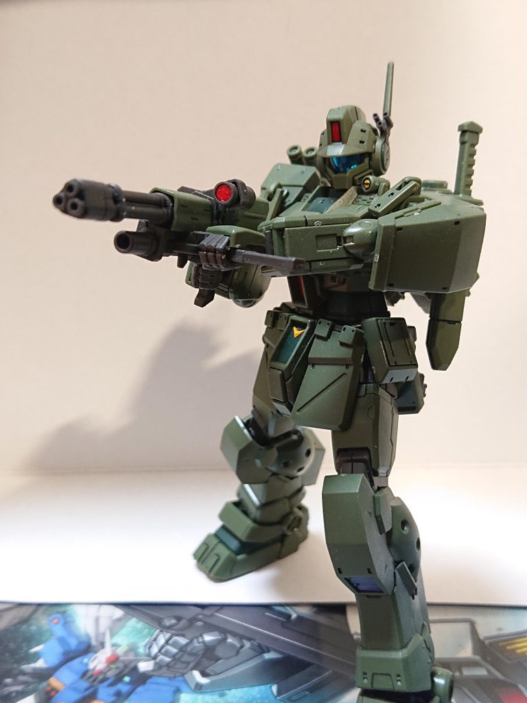 ハンドガンも左手の銃持ち手があるので構える事が可能なのも良いですね。でも左右の銃持ち手、どちらも凹が浅くBR-S85-C2ビーム・ライフル(ジムⅡとかのもの)やジム・ライフルといった一部は持てないかもしれませんね。追記:持てました。浅いというわけでなく裏まで貫通してないだけですね