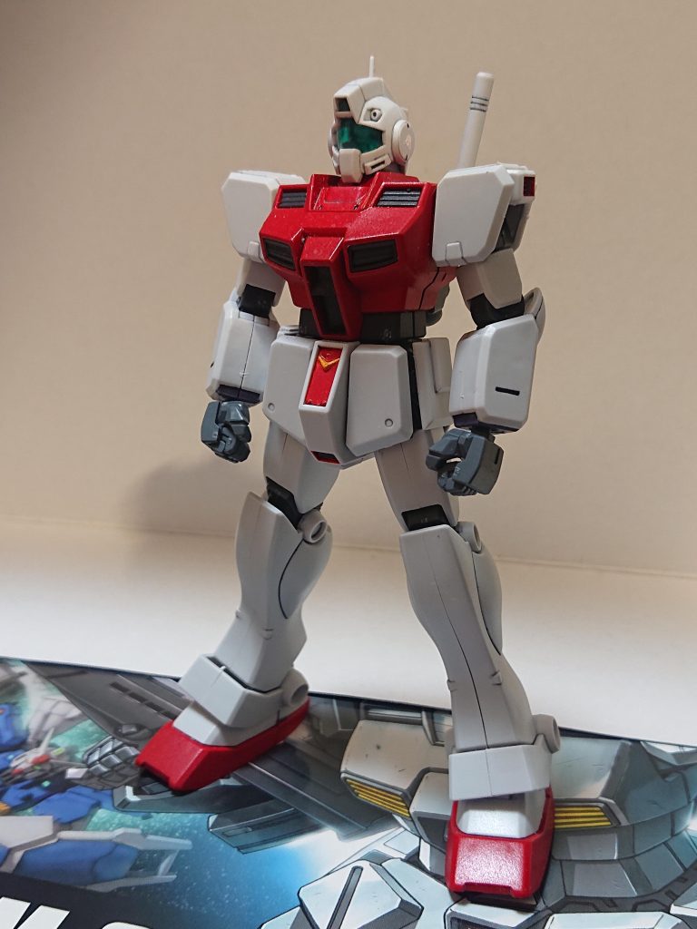 カラーリングの詳細について、寒ジムのグレー部分や紫がかった赤の腰パーツをジム・コマンド宇宙仕様を意識して赤く、コックピットハッチはジム(A/B型)を意識して黒くしてみました。手首はジム・カスタムMk-Ⅱの改造時などに余剰になったジム・カスタムのものを使用してます。