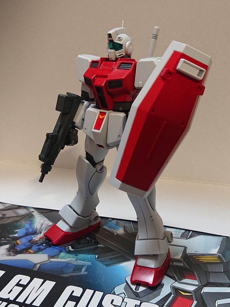 シールドはジムを意識して赤くしました。ブルパップ・マシンガンは量産型ガンキャノンから拝借したものをツヤ消ししただけです。